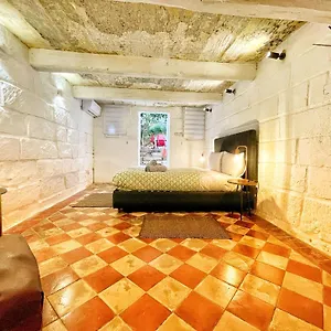 https://house-of-pomegranate.hotelssaintjulians.com